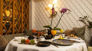 Petit déjeuner continental (22 EUR par personne)