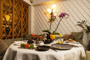 Daily continental breakfast (EUR 22 per person)