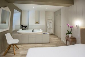 Family Suite, Jetted Tub | Premium bedding, minibar, in-room safe, individually decorated - Castel Damandre (Les Planches-pres-Arbois)
