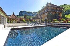 Seasonal outdoor pool - Castel Damandre (Les Planches-pres-Arbois)