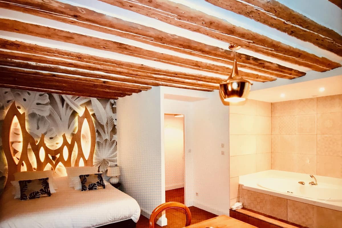 Junior-Suite, Whirlpool | Hochwertige Bettwaren, Minibar, Zimmersafe, Schreibtisch