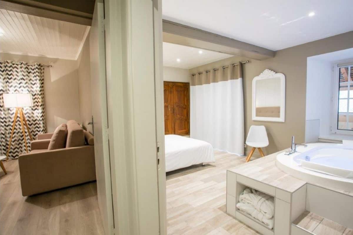 family suite, jetted tub | premium bedding, minibar, in-room safe, individually decorated