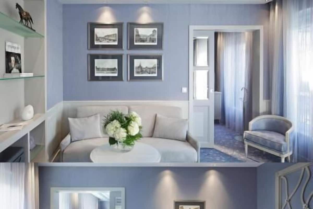 أغطية فراش متميزة وخزنة داخل الغرفة ومكتب وستائر تعتيم