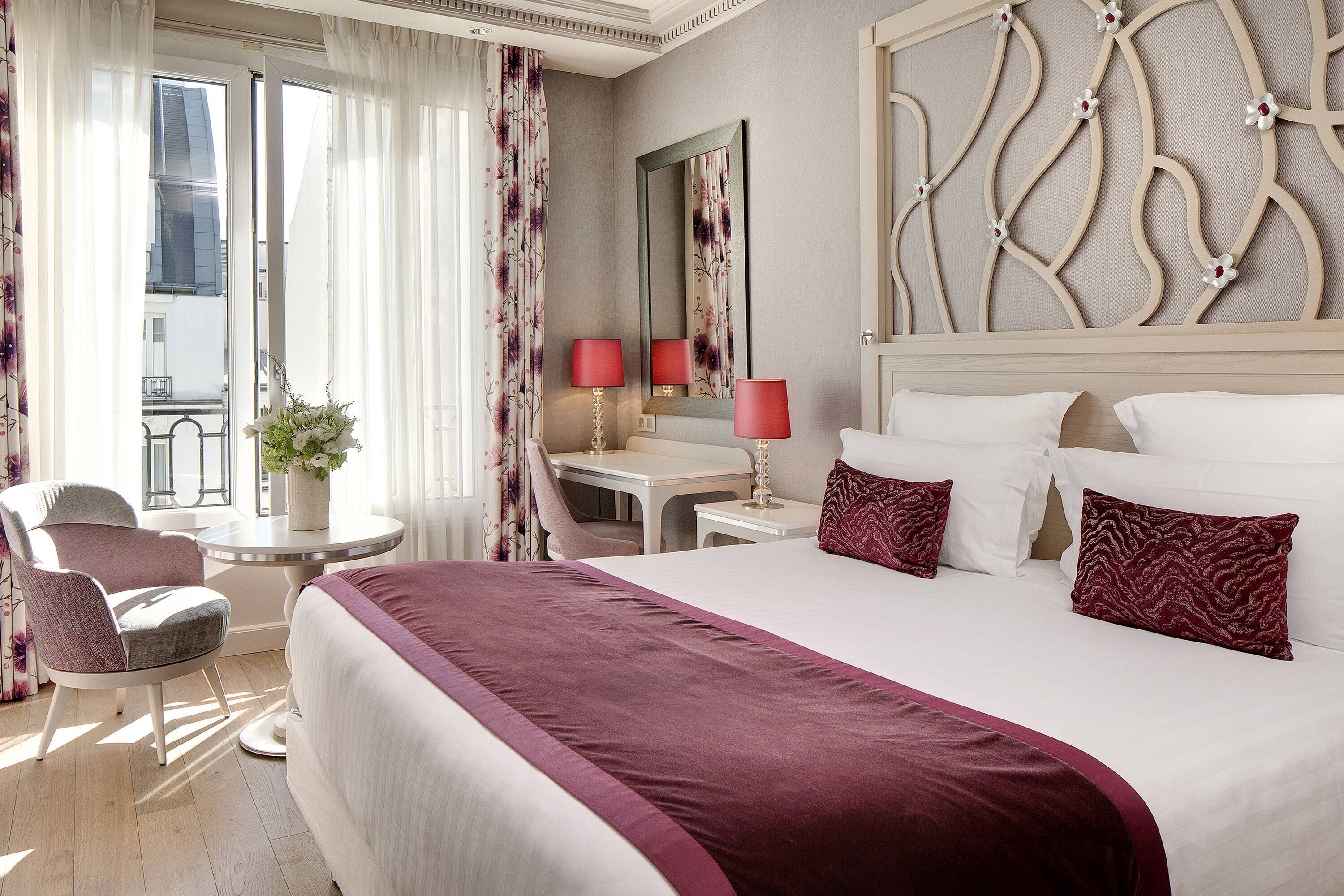 经典双人房 | 高档床上用品、客房内保险箱、办公桌、遮光窗帘