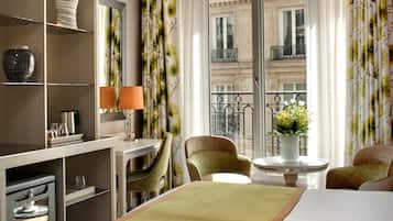 Zimmer | Hochwertige Bettwaren, Zimmersafe, Schreibtisch, Verdunkelungsvorhänge