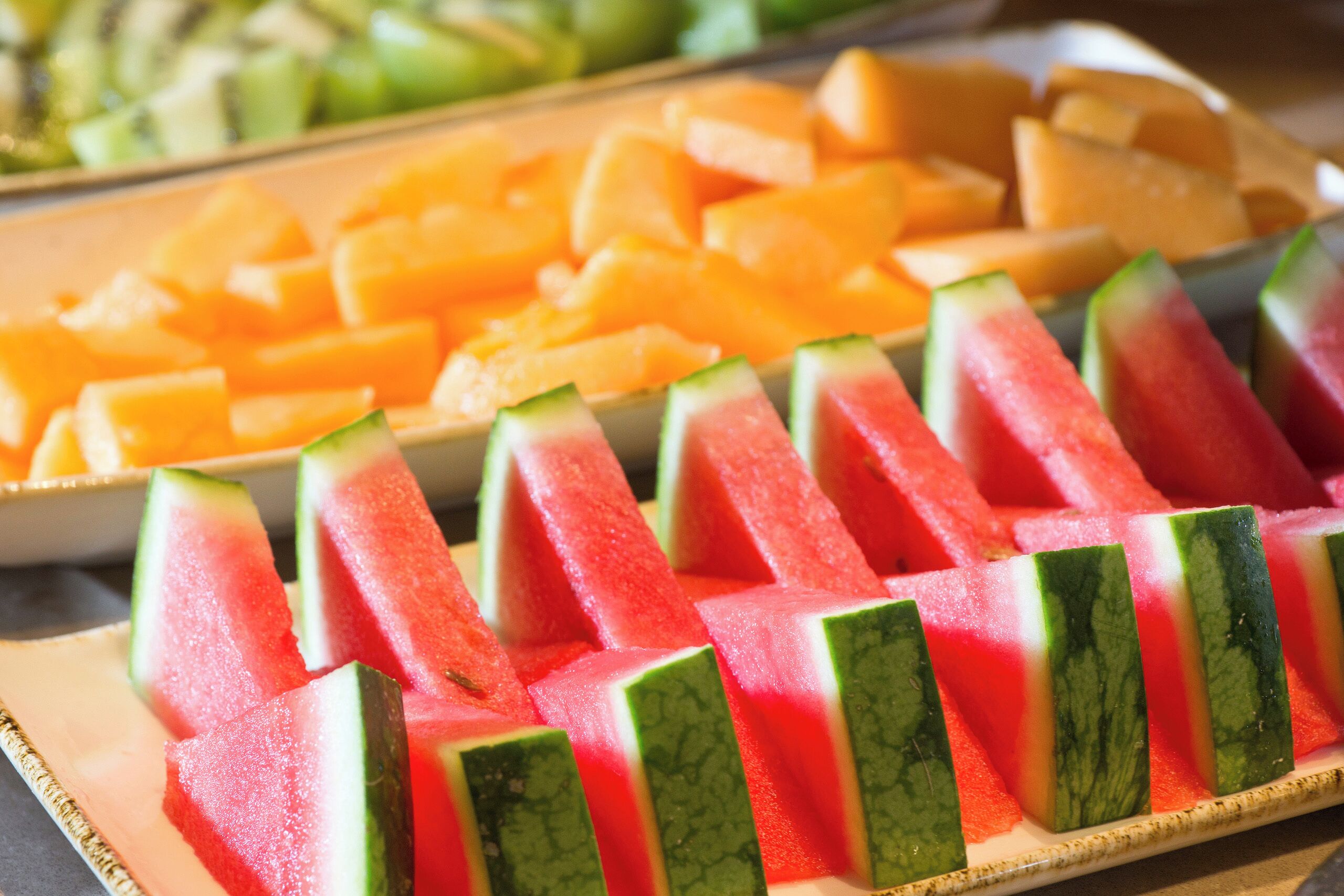 Un plateau de pastèque et de melon coupés en tranches.