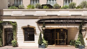 A hotel entrance with a classic facade, a sign reading "HOTEL ROCHESTER," and a number "92" above the door. - Hotel Rochester Champs Elysées (Paris)