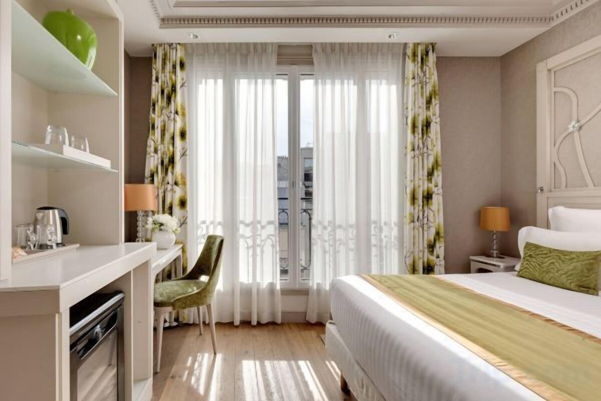 Roupas de cama premium, cofres nos quartos, escrivaninha