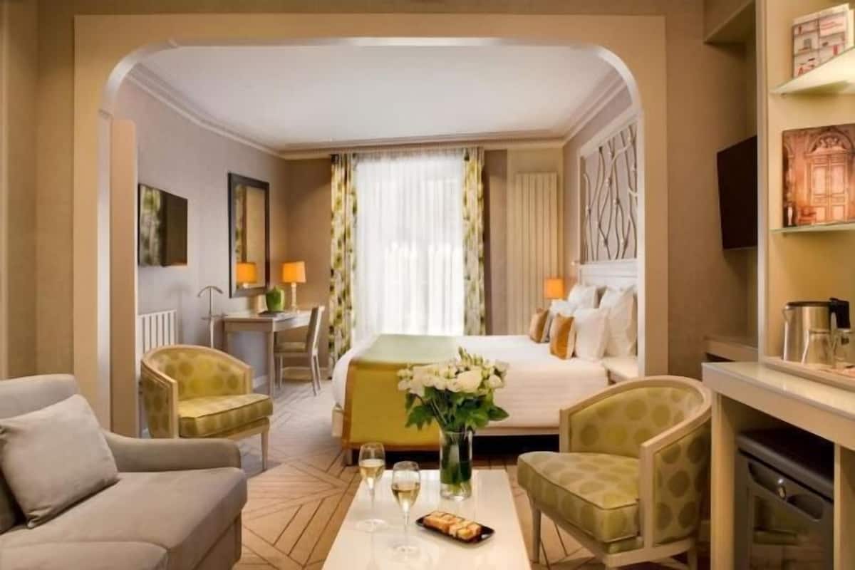 Premium bedding, in-room safe, desk, blackout curtains