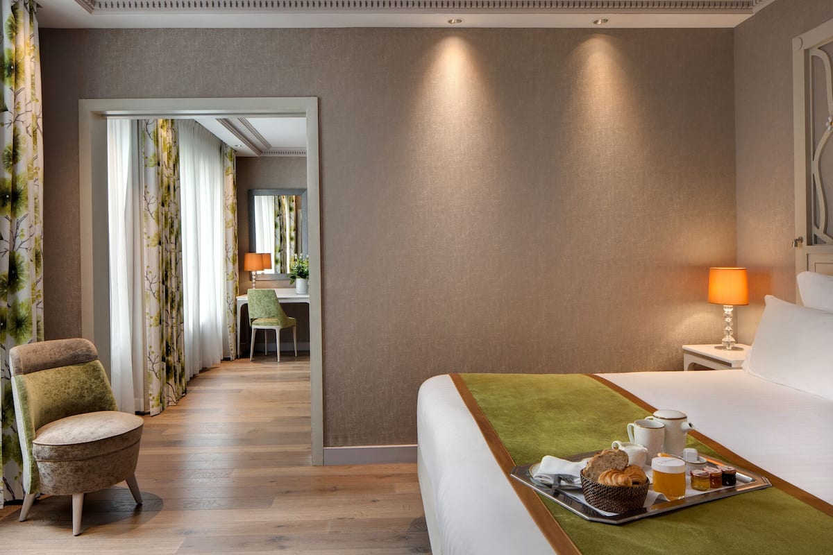 Junior Suite | Premium bedding, in-room safe, desk, blackout drapes