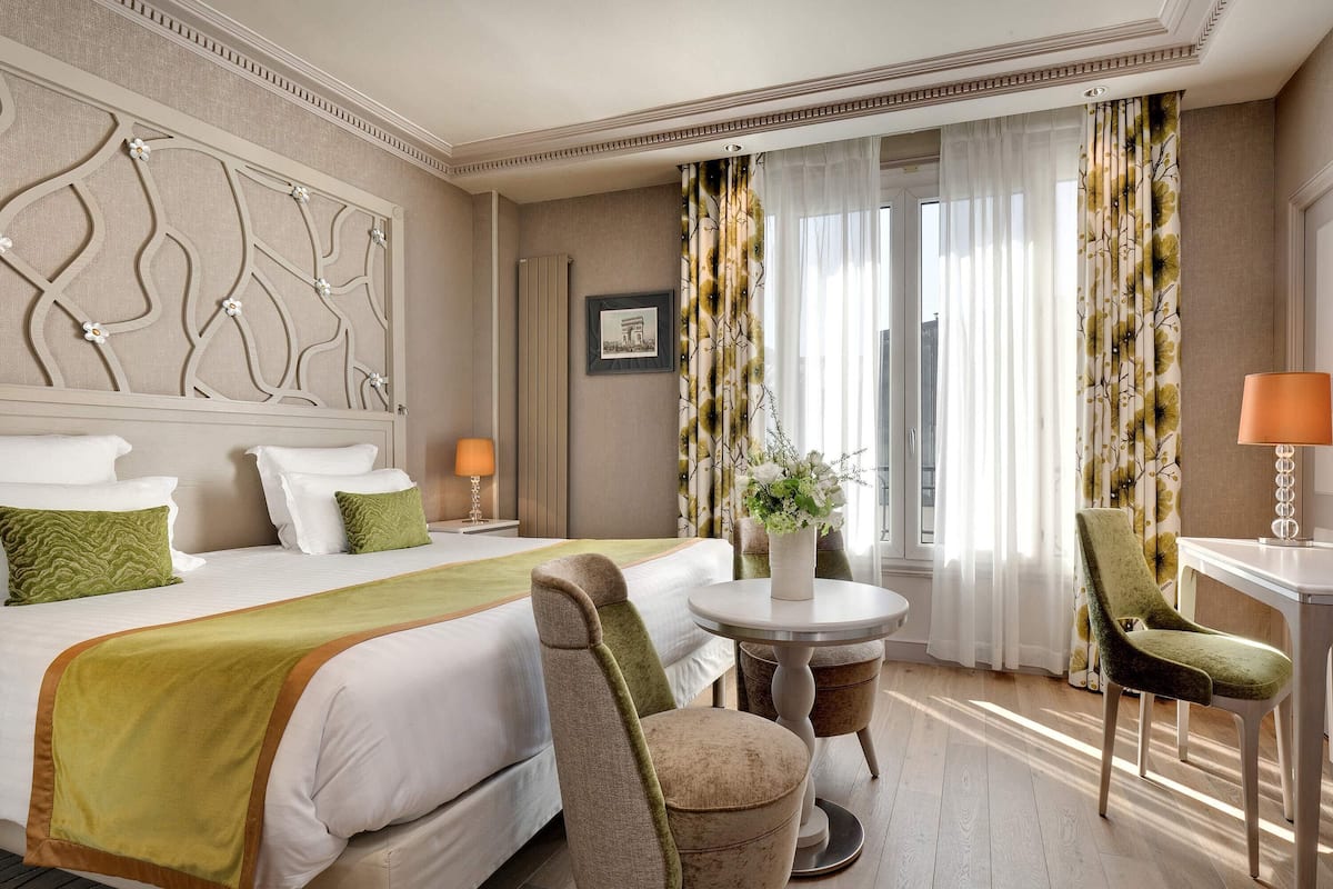 Room | Premium bedding, in-room safe, desk, blackout drapes