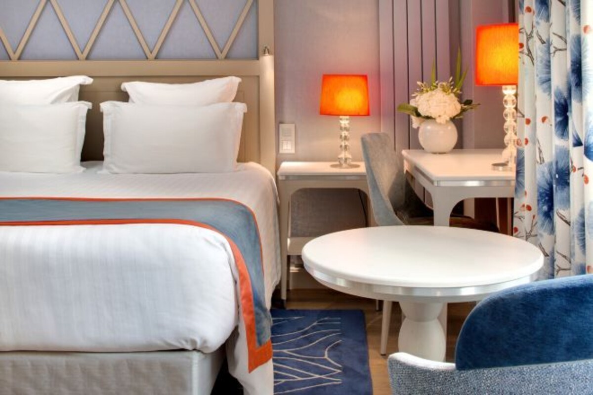 เครื่องนอนระดับพรีเมียม, ตู้นิรภัยในห้องพัก, โต๊ะทำงาน, ผ้าม่านกันแสง