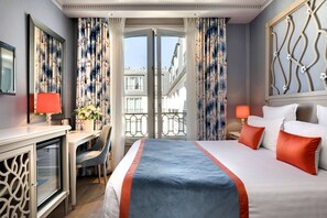 Klassieke tweepersoonskamer | Luxe beddengoed, een kluis op de kamer, een bureau