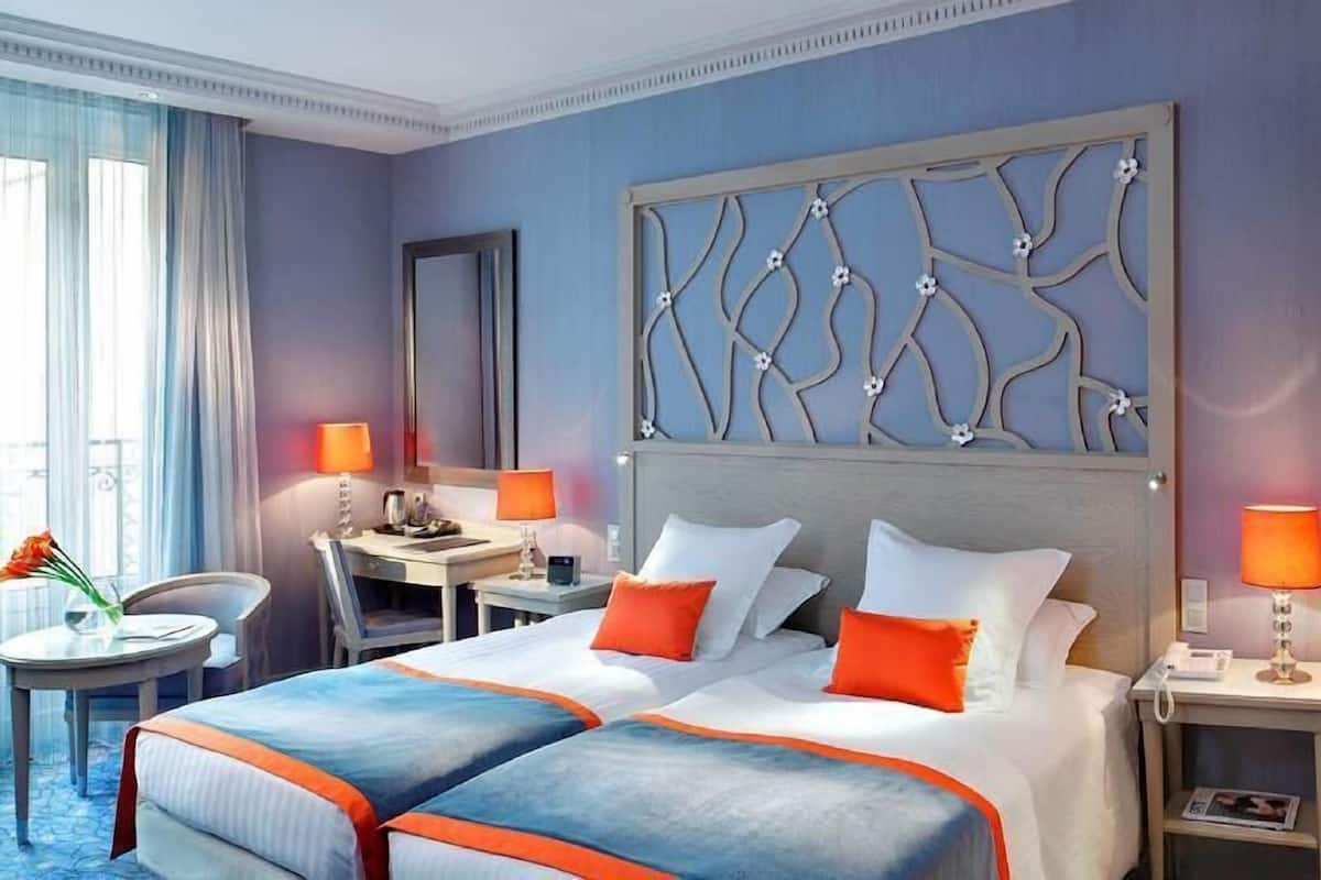 أغطية فراش متميزة وخزنة داخل الغرفة ومكتب وستائر تعتيم