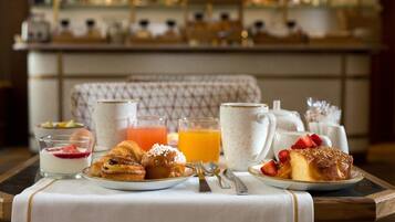 Frukostbuffé varje dag (EUR 25 per person)