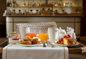 每日供应自助式早餐（每人 EUR 25）