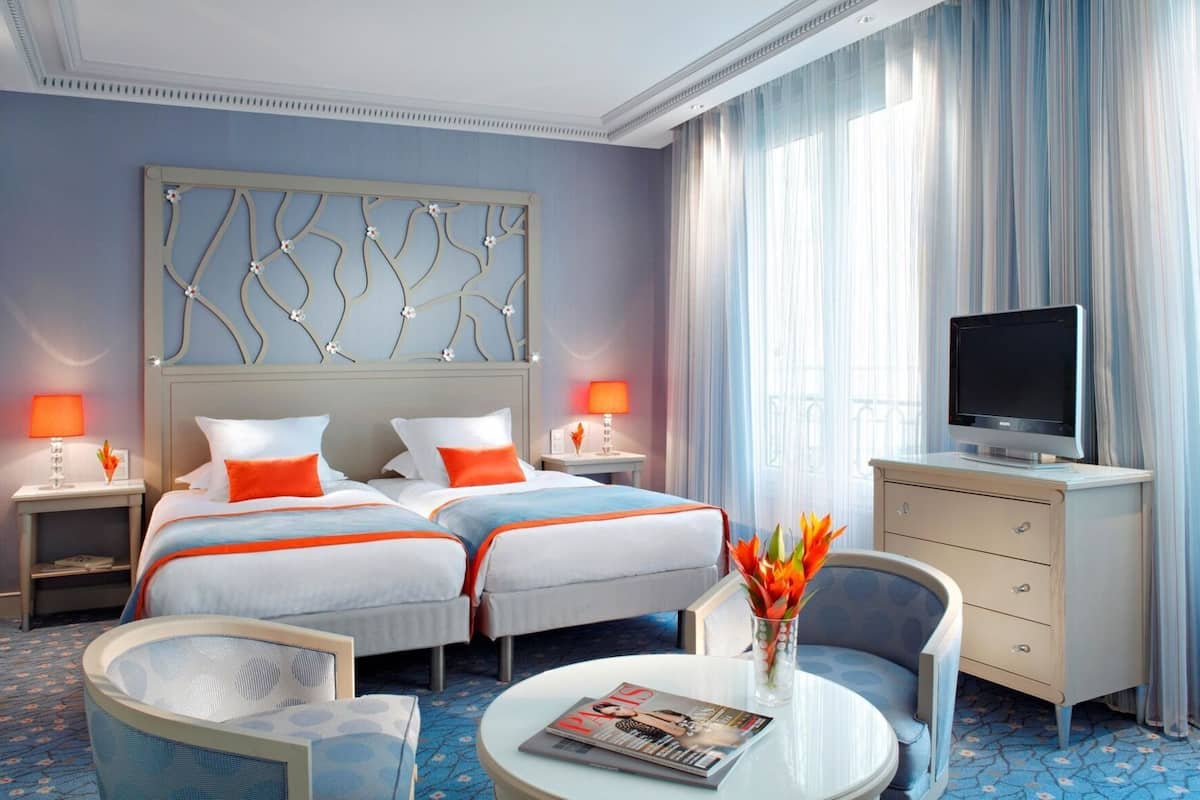 Hochwertige Bettwaren, Zimmersafe, Schreibtisch, Verdunkelungsvorhänge