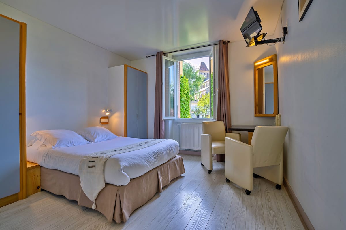 Schreibtisch, schallisolierte Zimmer, Bügeleisen/Bügelbrett