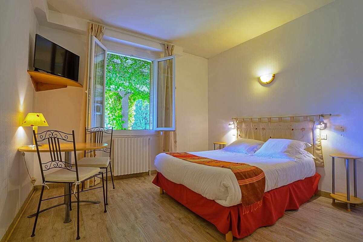 double room | desk, soundproofing, iron/ironing board, free cots/infant beds