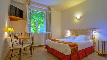 Double Room | Desk, soundproofing, iron/ironing board, free cribs/infant beds