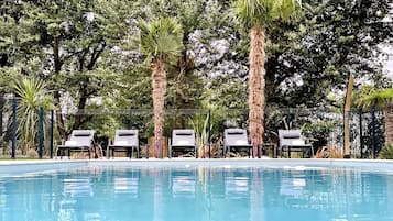 Una piscina al aire libre de temporada