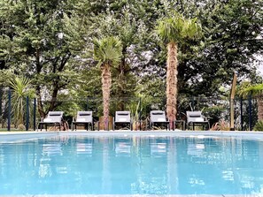 Una piscina al aire libre de temporada