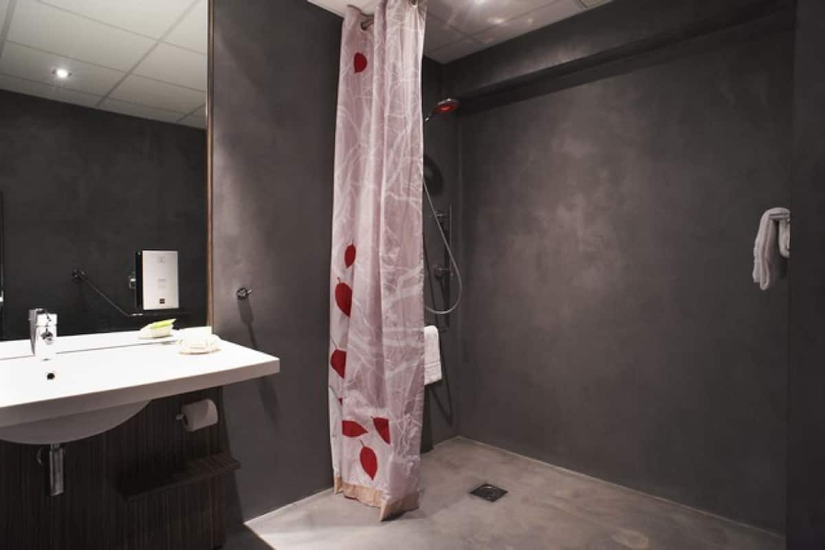 superior double room | bathroom | hair dryer, towels