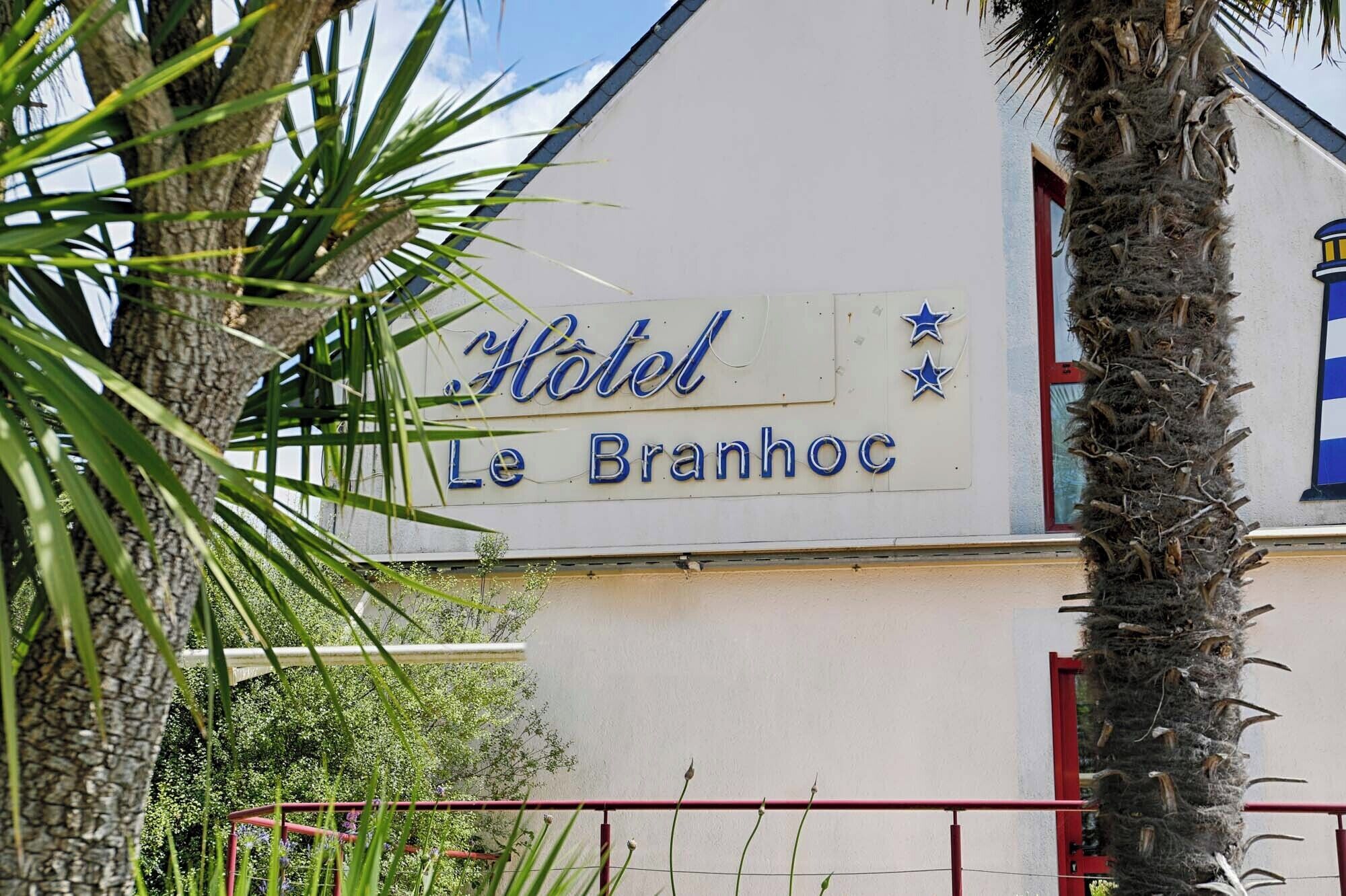 A hotel sign with the name "Hotel Le Branhoc" and two stars.