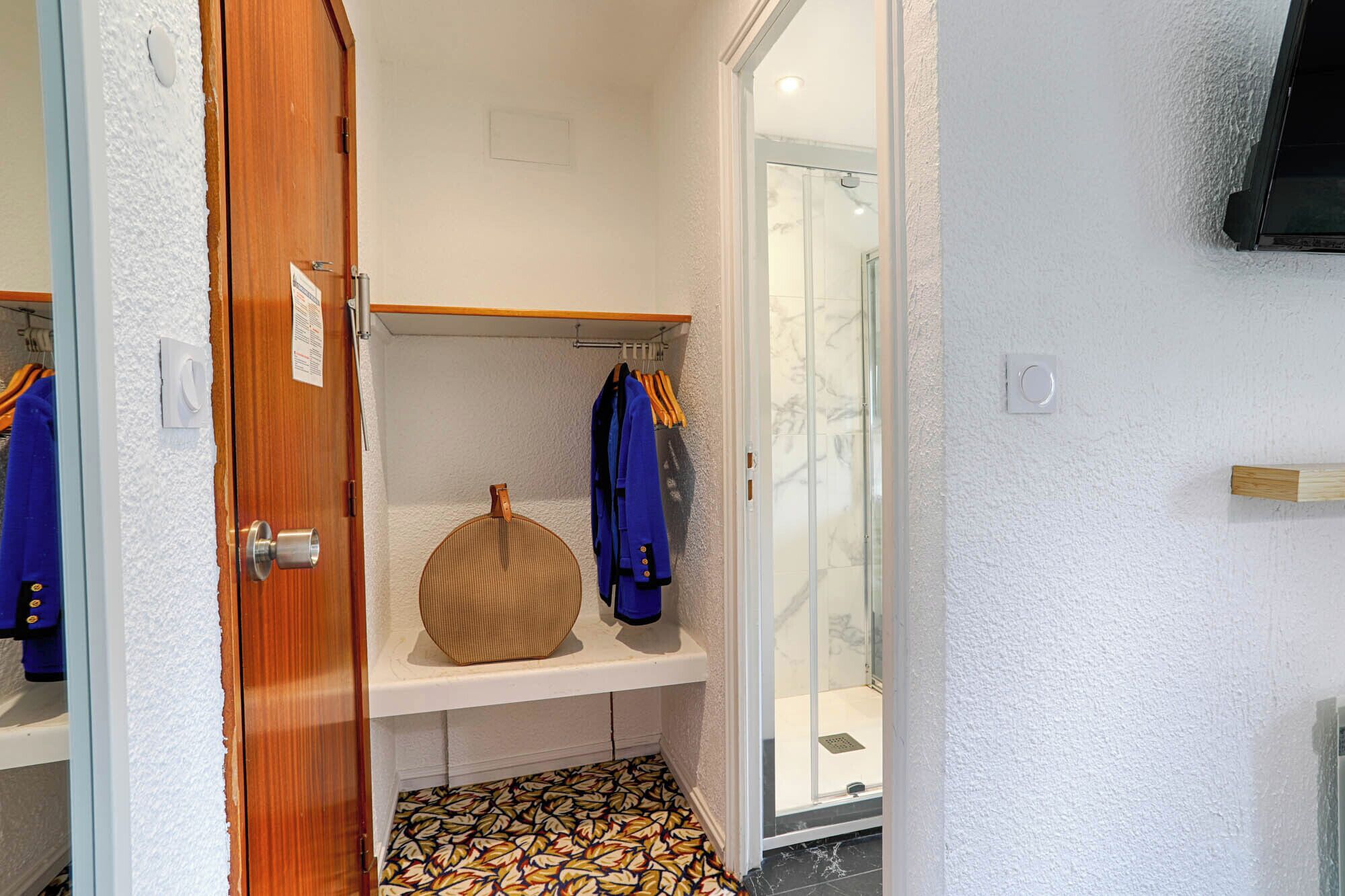 superior double room (shower) | bathroom | shower, towels