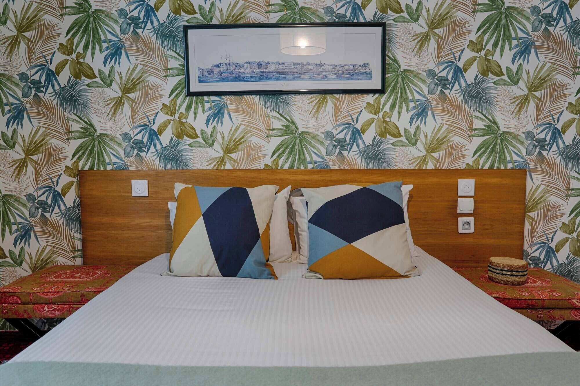 standard double room | desk, iron/ironing board, free wifi, bed sheets