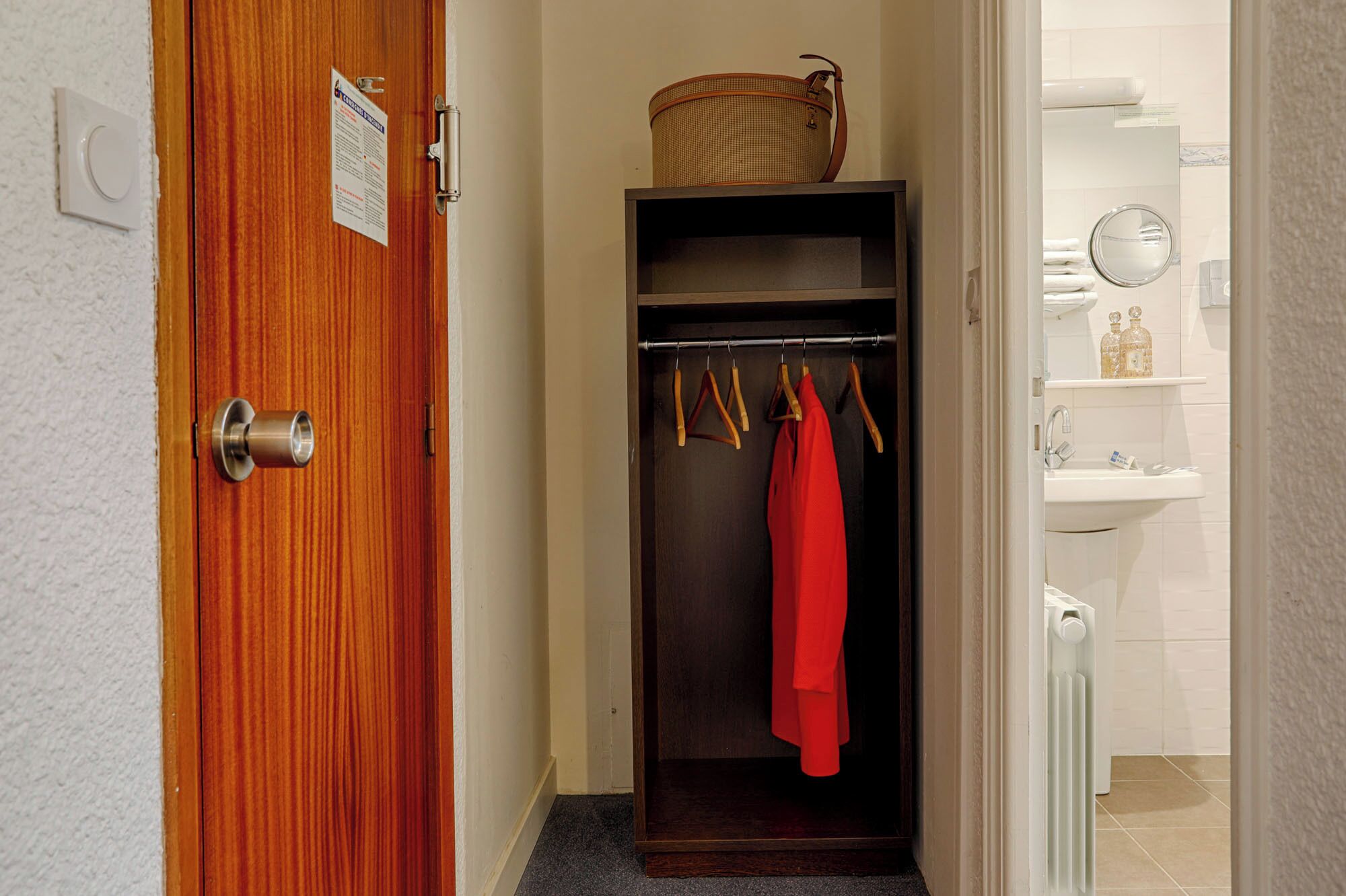 standard double room | desk, iron/ironing board, free wifi, bed sheets