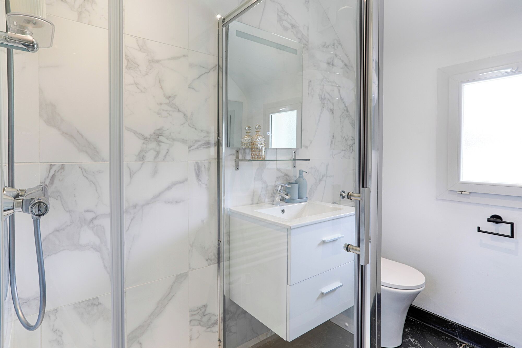 superior double room (shower) | bathroom | shower, towels