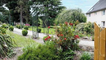 Un jardín con diversas plantas y una valla de madera.