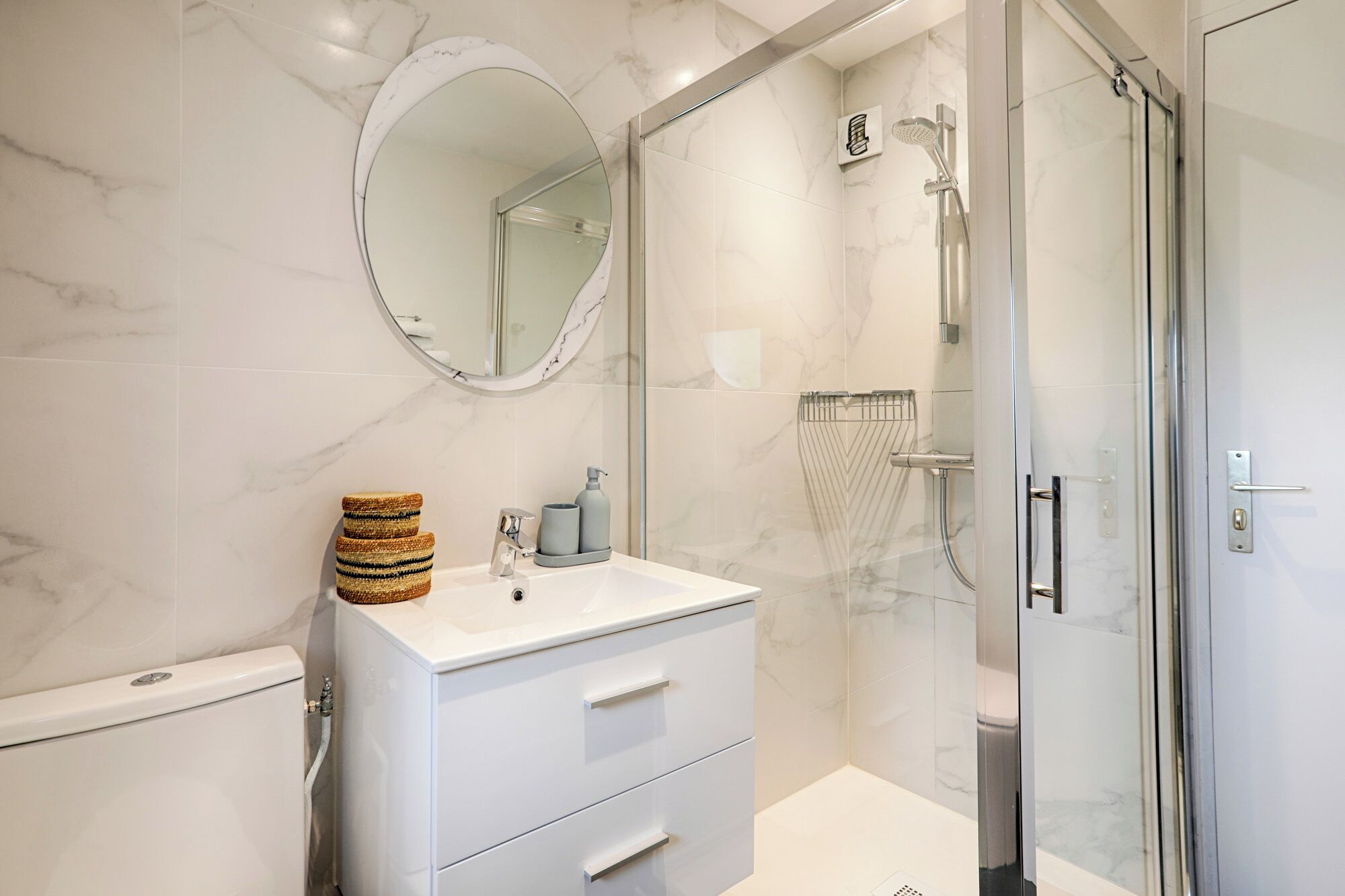 standard twin room | bathroom | shower, towels