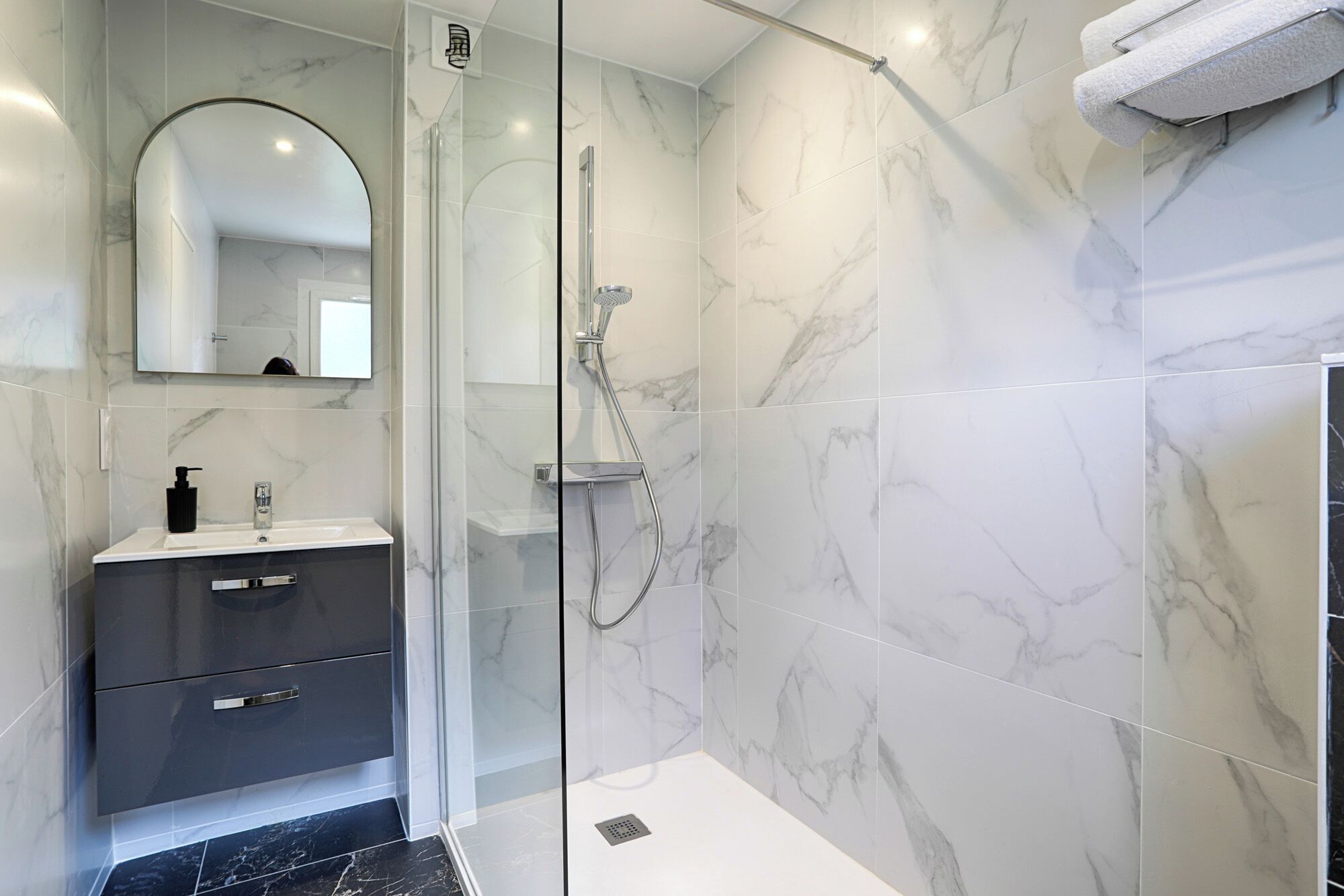 Superior Twin Room | Bathroom | Shower, towels