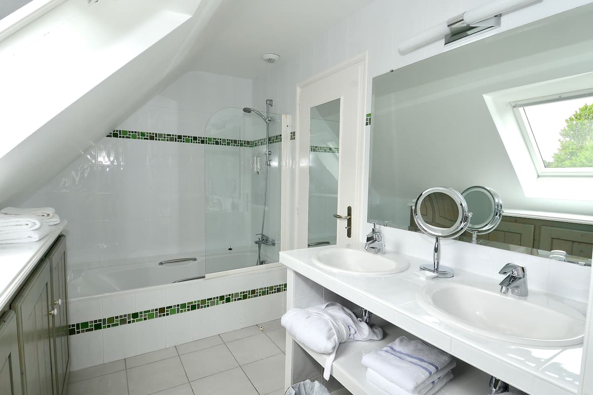 superior room, garden view, garden area | bathroom | free toiletries, hair dryer, bathrobes, towels