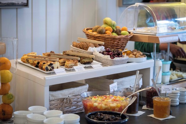 Daily buffet breakfast for a fee