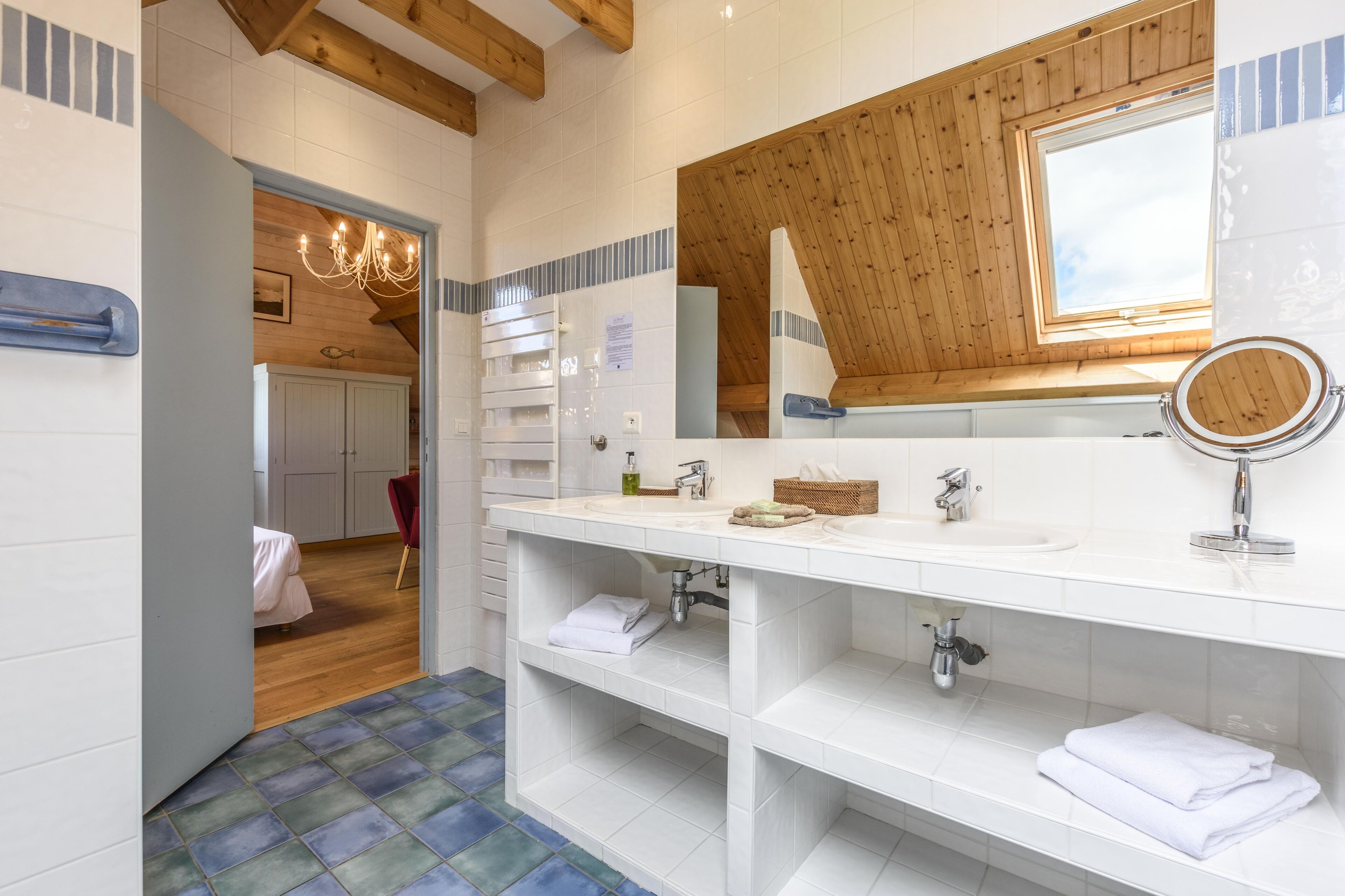 junior suite | bathroom | free toiletries, hair dryer, bathrobes, towels