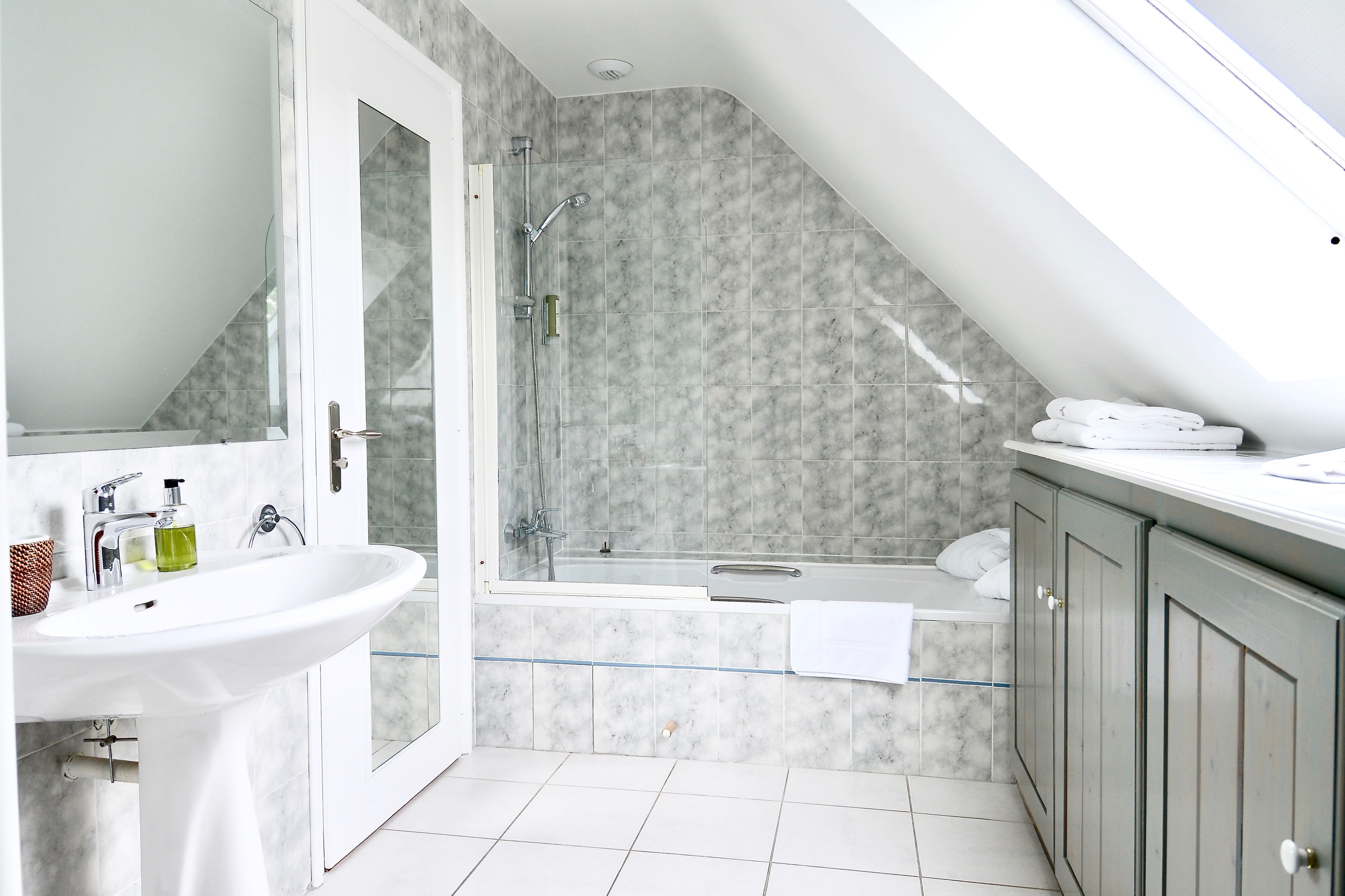 double room (cosy) | bathroom | free toiletries, hair dryer, bathrobes, towels