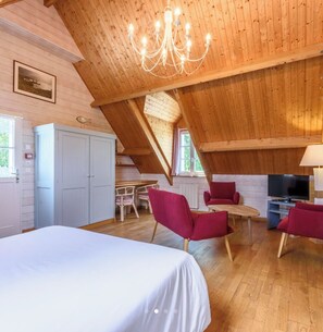Family Suite | Premium bedding, Select Comfort beds, in-room safe, desk