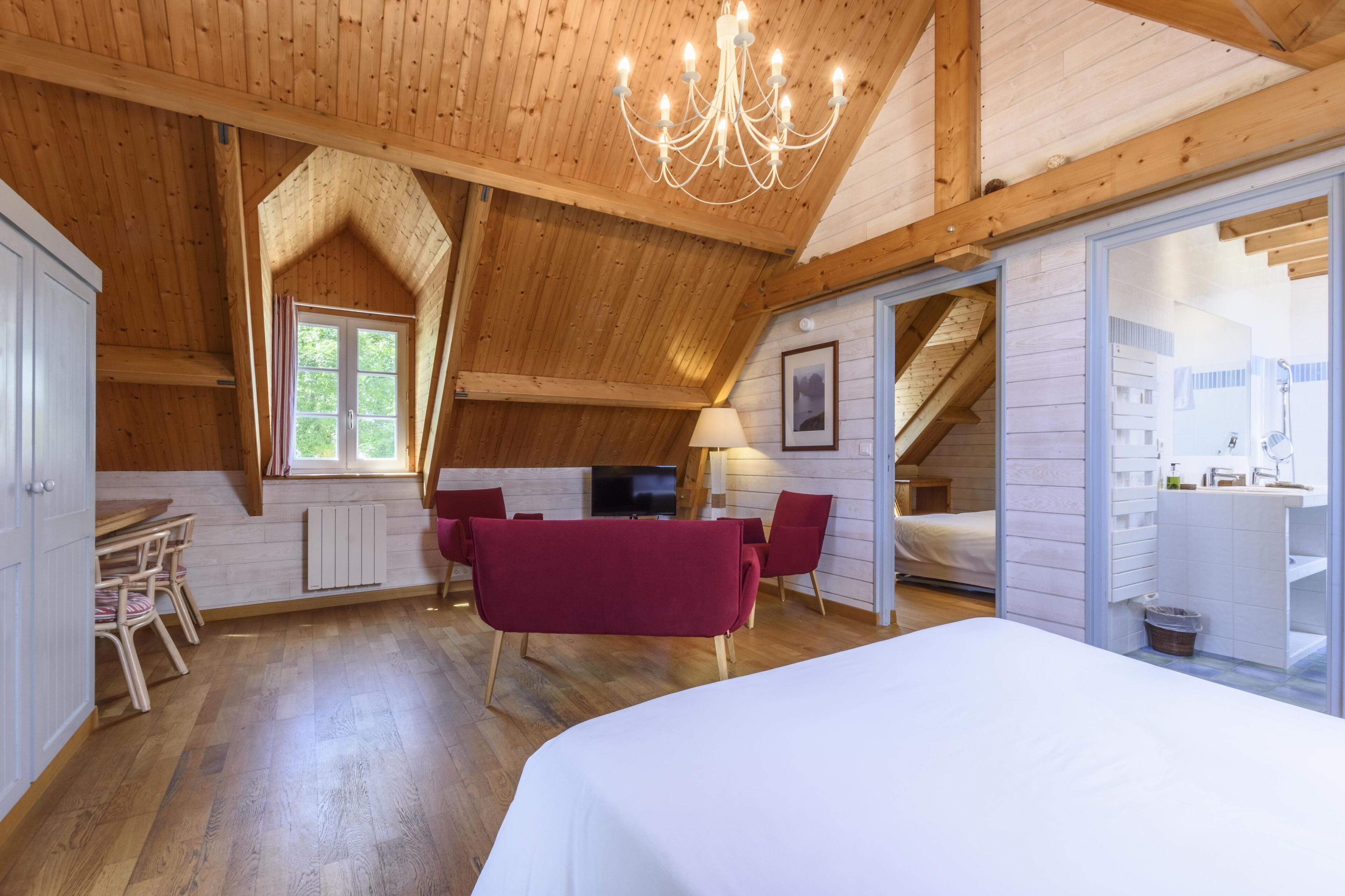 junior suite | premium bedding, select comfort beds, in-room safe, desk