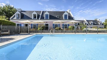 Piscine extérieure, parasols de plage, chaises longues