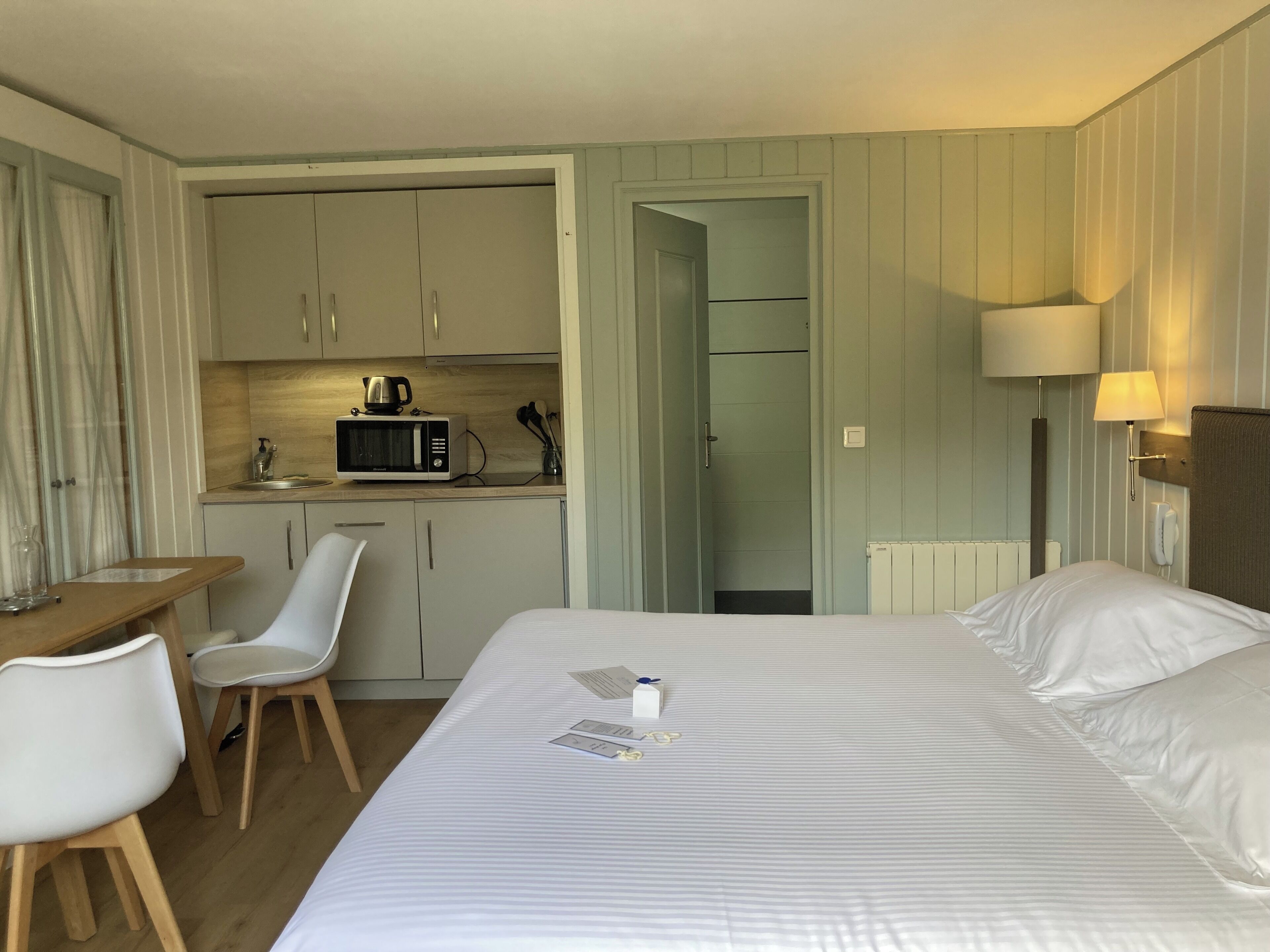 Habitació doble superior, cuina bàsica | Cuina bàsica privada | Cafetera i tetera, bullidora elèctrica i trona 