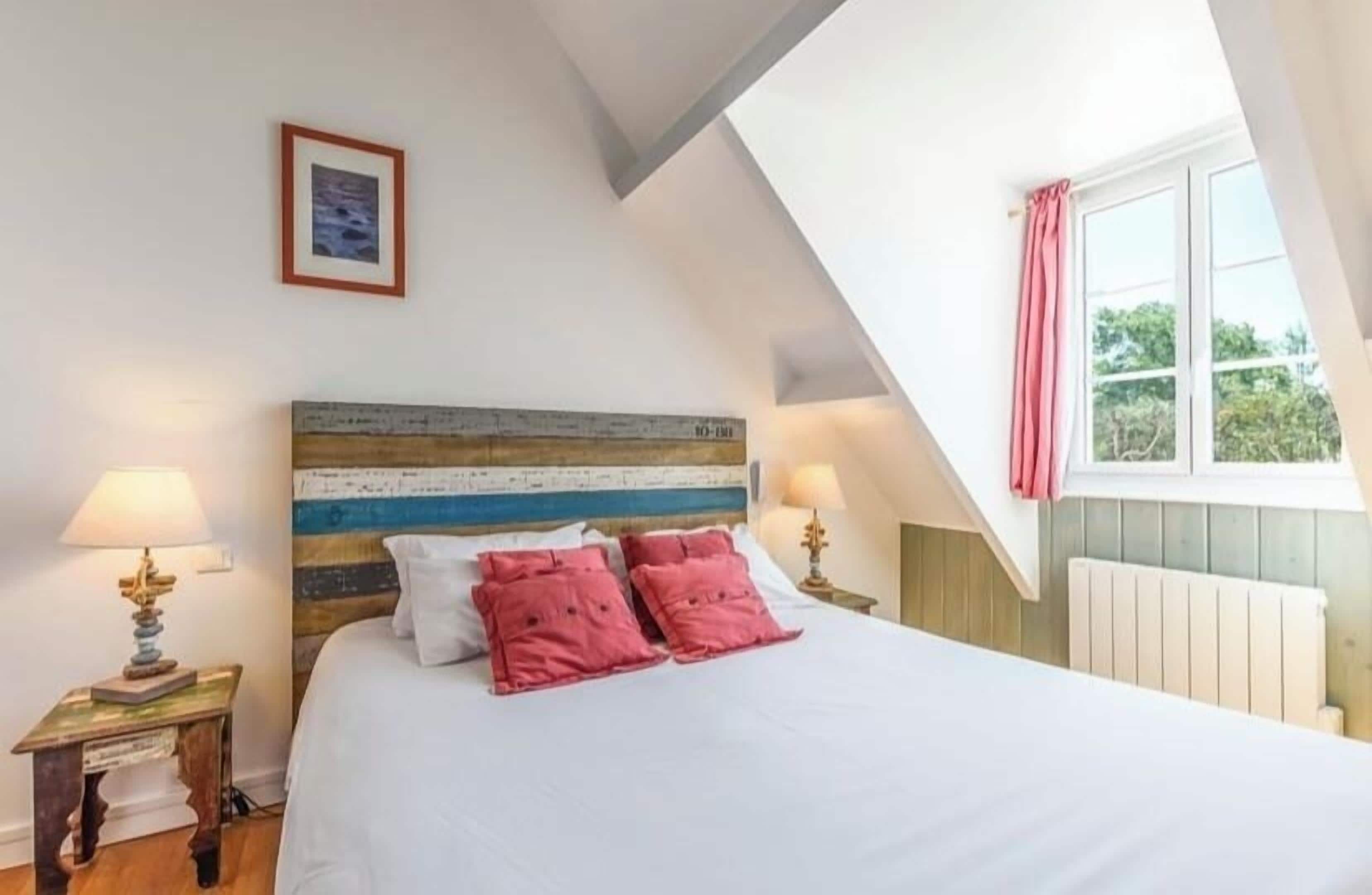 高級寝具、セレクト コンフォート製ベッド、セーフティボックス (室内)、デスク