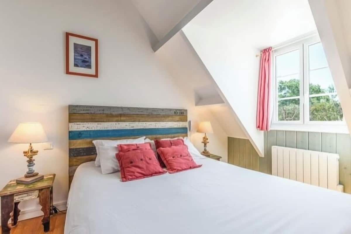 Premium bedding, Select Comfort beds, in-room safe, desk