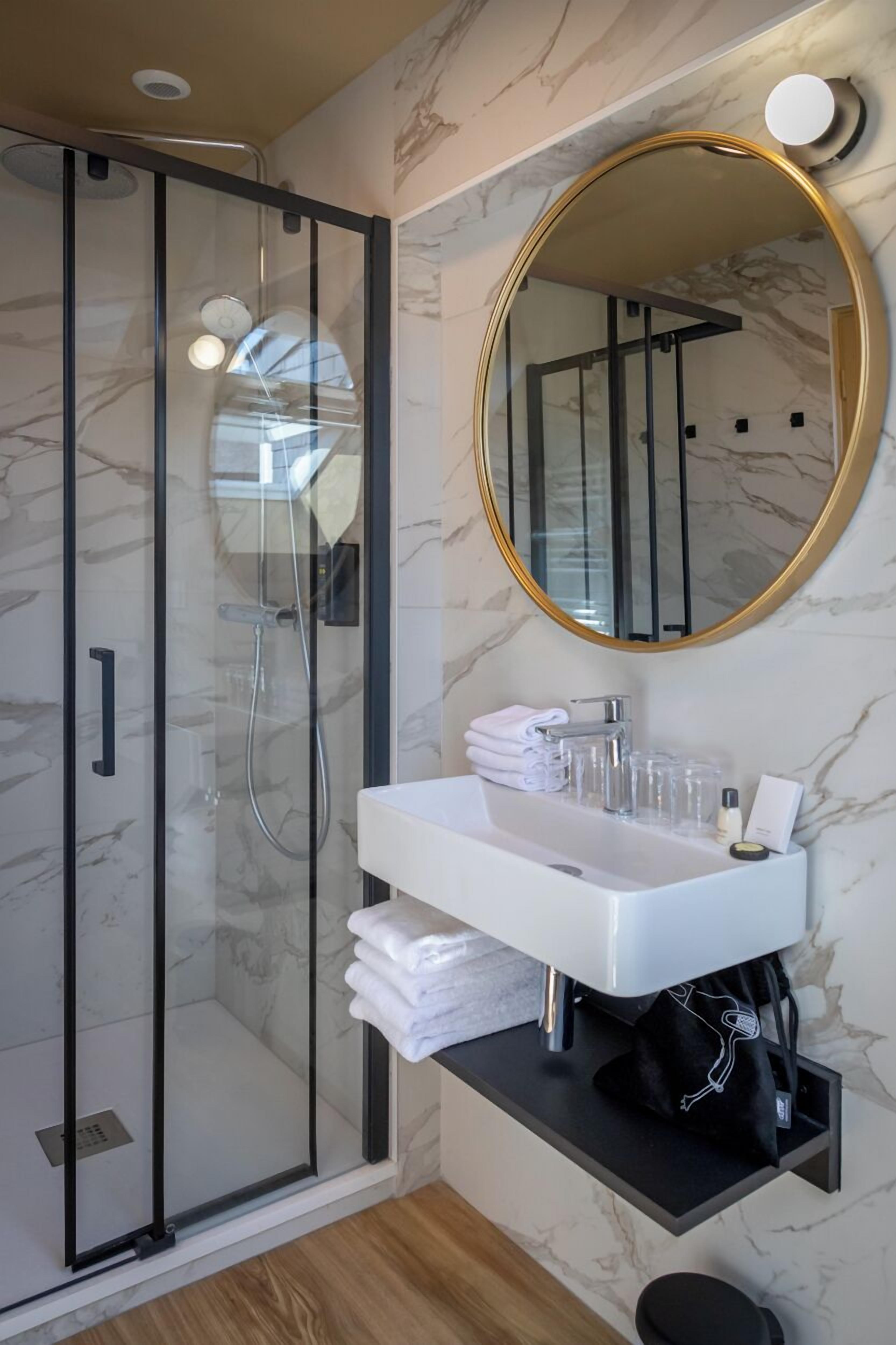 Family Quadruple Room | Bathroom | Free toiletries, hair dryer, towels