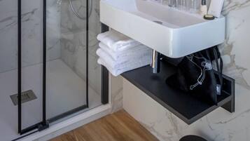 Family Quadruple Room | Bathroom | Free toiletries, hair dryer, towels