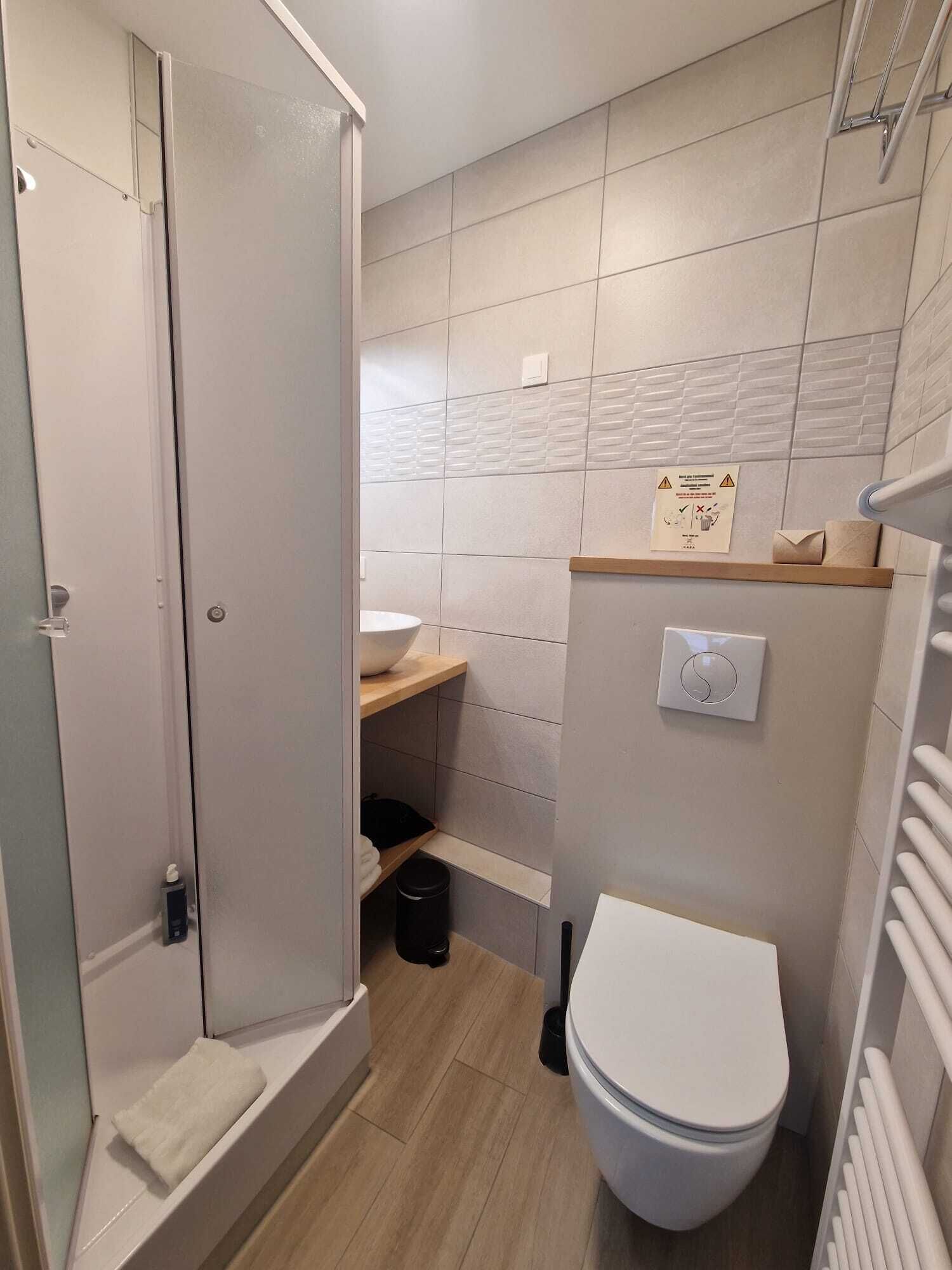 Un baño con ducha, inodoro y lavabo.