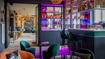 Un espace bar moderne offrant différents types de sièges et une palette de couleurs vives.