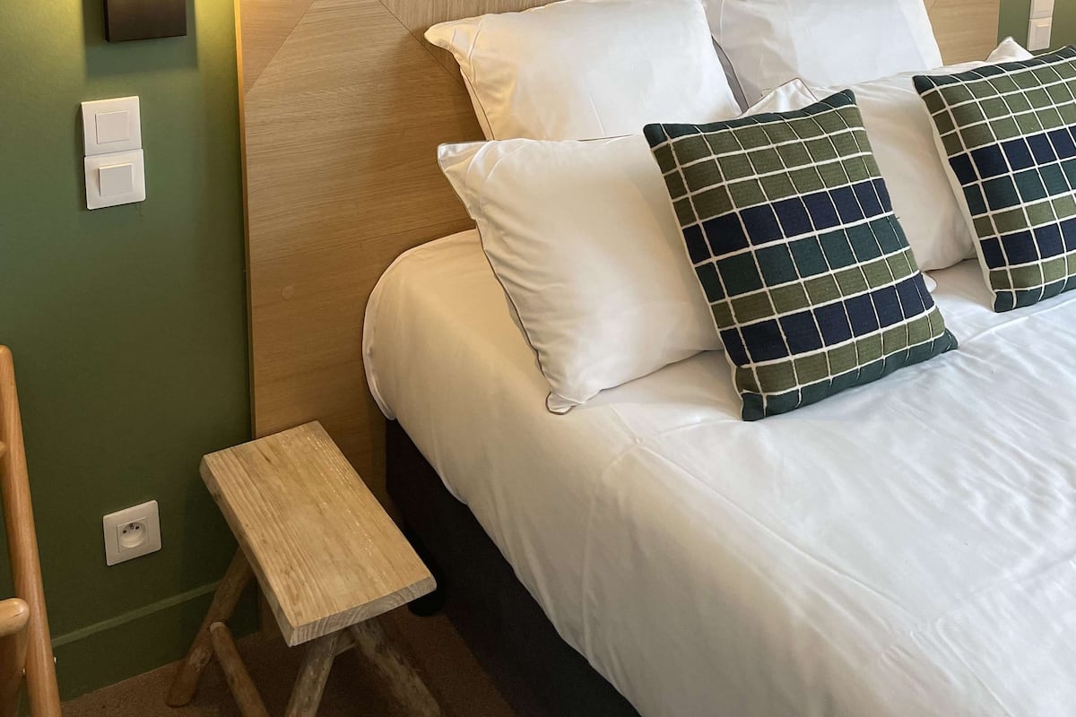 Habitación doble económica | Escritorio, tabla de planchar con plancha y cunas gratuitas
